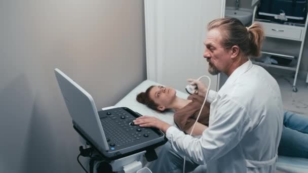 Angulo Alto Médico Caucásico Maduro Haciendo Ultrasonografía Tiroidea Para Una — Vídeos de Stock