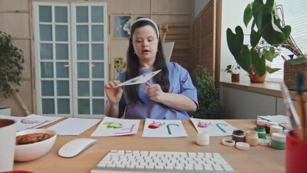 Jeune Femme Moderne Avec Syndrome Travaillant Comme Professeur Ligne Anglais — Video
