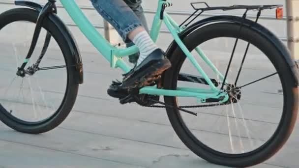 Baixa Seção Mulher Irreconhecível Vestindo Jeans Mocassins Andando Bicicleta Início — Vídeo de Stock