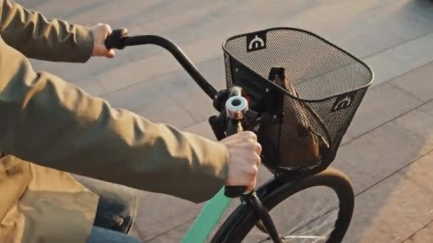 Yüksek Açılı Tanınmayan Kadın Ofis Çalışanının Sabah Cadde Boyunca Bisiklet — Stok video