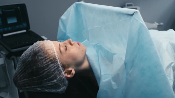 Medelhög Bild Ung Vit Kvinna Patient Som Ligger Med Slutna — Stockvideo