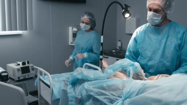 Nowoczesny Dojrzały Lekarz Noszący Odzież Ochronną Wykonujący Ultrasonografię Kolana Dla — Wideo stockowe