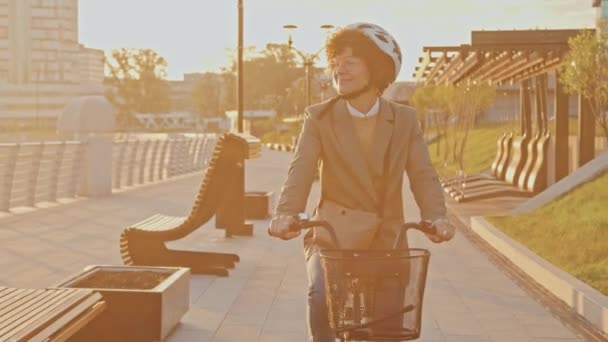 Śledzenie Ujęcia Nowoczesnej Bizneswoman Eleganckim Stroju Casual Kaskiem Rowerowym Pracy — Wideo stockowe