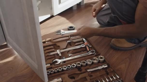 High Angle Shot Unrecognizable African American Plumber Repairing Sink Drain — Stock Video