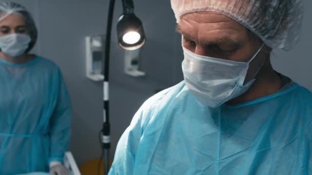 Selektivní Zaměření Sklonu Zralé Profesionální Chirurg Dělá Kolenní Ultrazvuk Před — Stock video