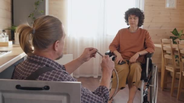 Ältere Kaukasische Klempner Gespräch Mit Weiblichen Kunden Mit Behinderungen Während — Stockvideo