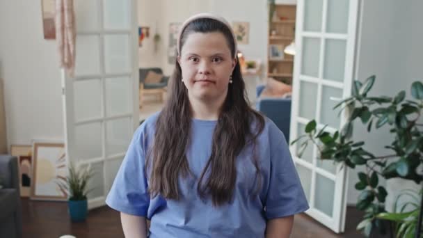 Μέτριο Πορτρέτο Της Νεαρής Γυναίκας Σύνδρομο Στέκεται Στο Σαλόνι Στο — Αρχείο Βίντεο