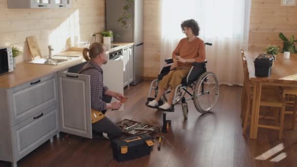 Angle Élevé Femme Handicapée Discutant Des Travaux Réparation Drain Évier — Video