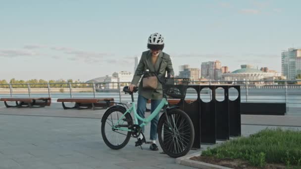 Lange Aufnahme Einer Büroangestellten Schicker Freizeitkleidung Die Ihr Fahrrad Abstellt — Stockvideo