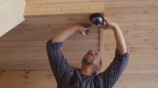 Kafkas Işçisinin Modern Evdeki Ahşap Merdivenlerin Altına Sensör Yerleştirdiği Düşük — Stok video