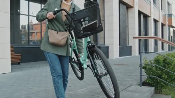 Femme Caucasienne Utilisant Vélo Pour Rendre Travail Portant Descendant Extérieur — Video