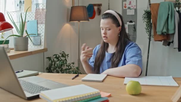 Средний Снимок Молодой Белой Девушки Синдромом Дауна Сидящей Столом Перед — стоковое видео