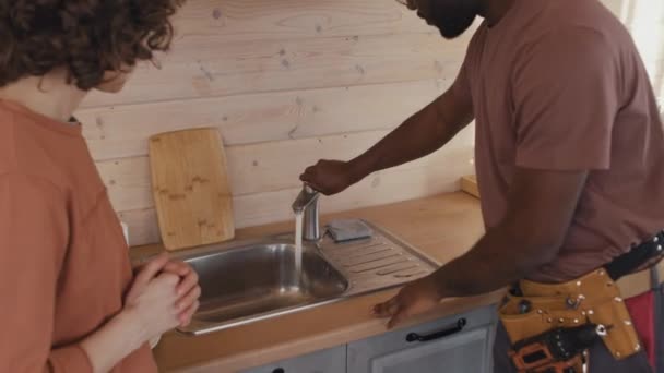 Afro Amerikaanse Professionele Loodgieter Demonstreren Succesvol Resultaat Van Reparatie Werk — Stockvideo
