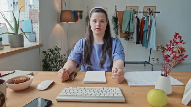 Młoda Kobieta Zespołem Downa Siedzi Przy Biurku Przed Komputerem Domu — Wideo stockowe