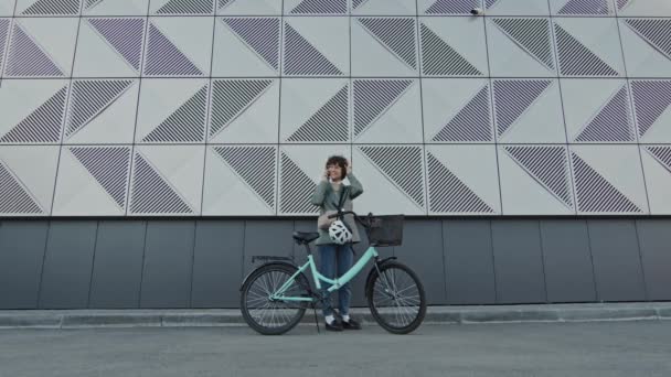 Длинный Снимок Веселой Белой Женщины Умной Повседневной Одежде Стоящей Велосипеде — стоковое видео