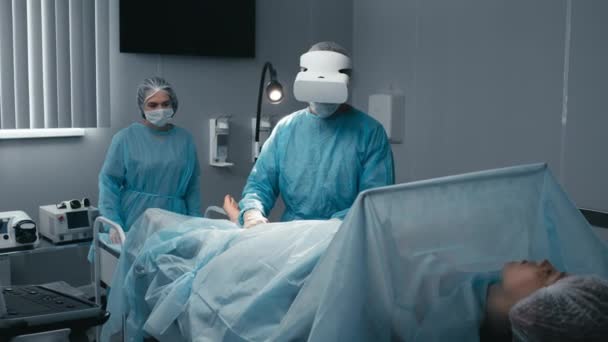 Professionell Kirurg Med Headset Arbetet Med Patienten Operationssalen Moderna Sjukhus — Stockvideo
