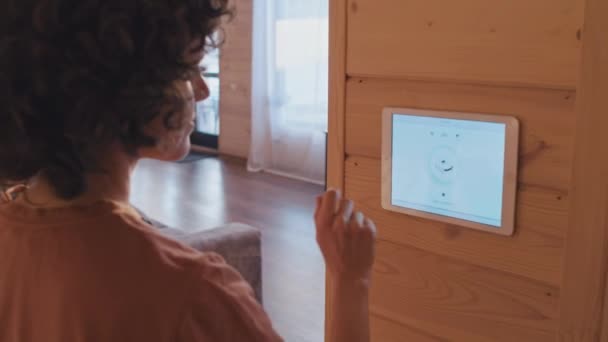 Focalizare Selectivă Femeii Care Pornește Aspiratorul Robotizat Folosind Tableta Inteligentă — Videoclip de stoc