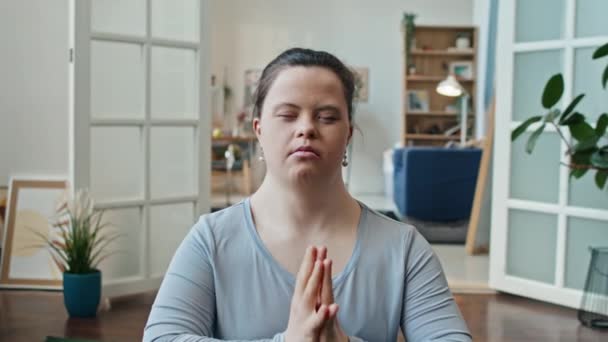 Sendromlu Beyaz Bir Kadının Orta Boy Portresi Sabah Meditasyonunu Bitiriyor — Stok video