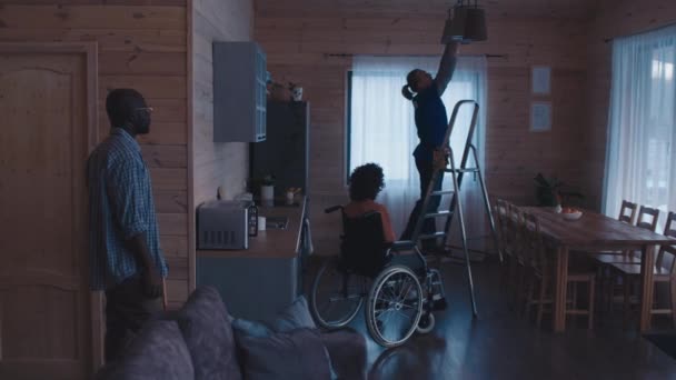 Engelli Bir Kadın Genç Yetişkin Bir Zenci Adamın Mutfakta Lamba — Stok video