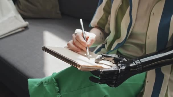Wysoki Kąt Ujęcia Nierozpoznawalnej Młodej Kobiety Niepełnosprawnością Siedzącej Kanapie Rysującej — Wideo stockowe