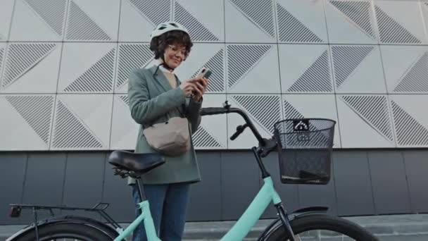 Faible Angle Moyen Long Plan Gestionnaire Féminin Portant Casque Vélo — Video