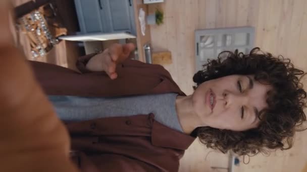 Tiro Vertical Mujer Caucásica Con Desagüe Atascado Cocina Teniendo Videollamada — Vídeo de stock