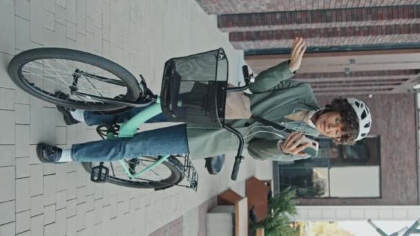 Dikey Olarak Beyaz Kadın Şık Giyinmiş Bisiklet Kaskı Takmış Dışarıda — Stok video