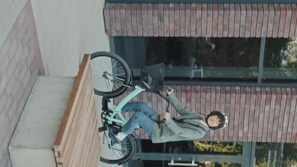 Scatto Verticale Della Moderna Donna Caucasica Che Indossa Casco Bicicletta — Video Stock