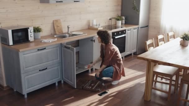Kaukasische Frau Versäumt Kaputte Spüle Küche Reparieren Und Fordert Professionellen — Stockvideo