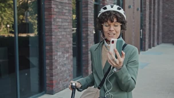 Средний Портрет Современной Белой Женщины Велосипедном Шлеме Стоящей Улице Делающей — стоковое видео