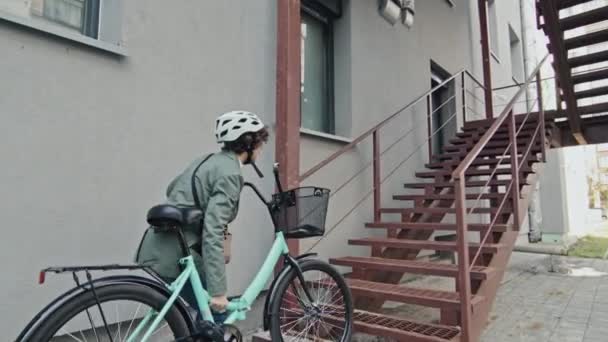 Kafkaslı Şık Giyinen Kasklı Bisikletini Üst Kata Taşıyan Beyaz Bir — Stok video