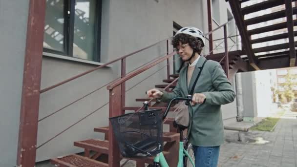 Современная Кавказская Женщина Вьющимися Волосами Выводит Велосипед Открытую Лестницу Запирает — стоковое видео