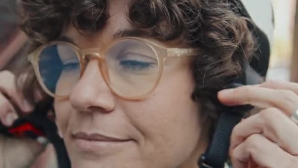 Detailní Záběr Zralý Běloška Kudrnaté Vlasy Nosí Brýle Uvedení Cyklistické — Stock video