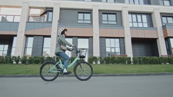 Kafkasyalı Kadınının Sokak Boyunca Bisikletle Işe Giderken Giydiği Günlük Kıyafetlerin — Stok video