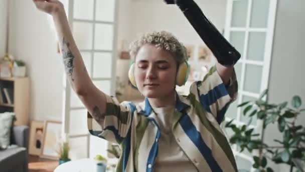 Kol Protezi Takmış Kulaklık Takmış Oturma Odasında Dans Eden Zarif — Stok video