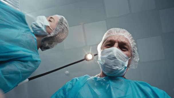 Снизу Фото Двух Врачей Защитных Масках Делающих Операцию Операционной — стоковое видео
