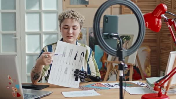 Medelhög Porträtt Ung Modedesigner Med Funktionshinder Bär Arm Protes Sitter — Stockvideo