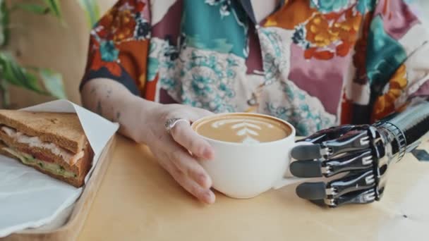Özürlü Protez Kol Takan Modern Kafedeki Masada Oturmuş Cappuccino Içen — Stok video