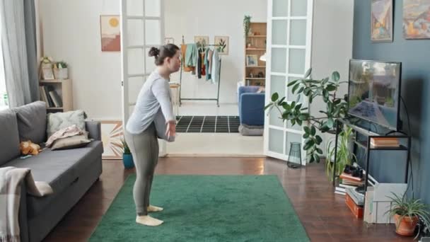 Sendromlu Genç Bir Kadının Oturma Odasında Durup Esneme Egzersizleri Yaparken — Stok video