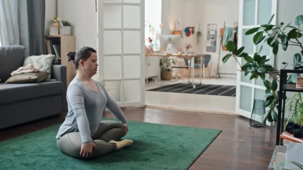 Sendromlu Modern Bir Kadın Oturma Odasında Oturmuş Yoga Yapıyor — Stok video