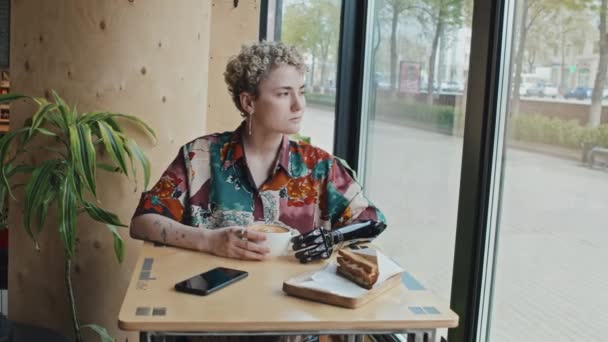 Modern Gen Mulher Com Deficiência Vestindo Prótese Braço Sentado Mesa — Vídeo de Stock