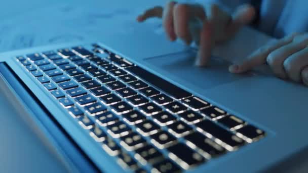 Masasında Dizüstü Bilgisayarla Oturan Gece Vakti Klavyeye Bir Şeyler Yazan — Stok video