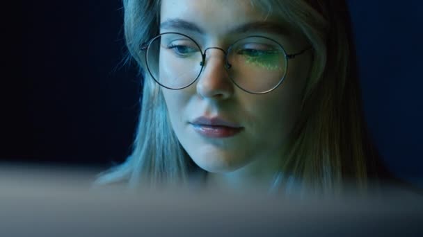 Gece Masa Başında Oturmuş Bilgisayar Ekranına Bakan Gözlüklere Yansıyan Kripto — Stok video