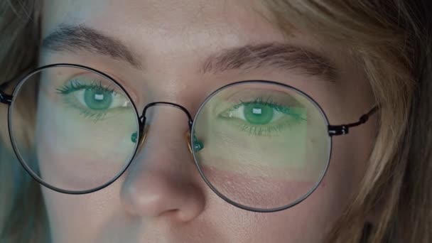 Ekstremalne Zbliżenie Młodej Kobiety Siedzącej Nocą Przed Komputerem Przezroczystych Okularach — Wideo stockowe
