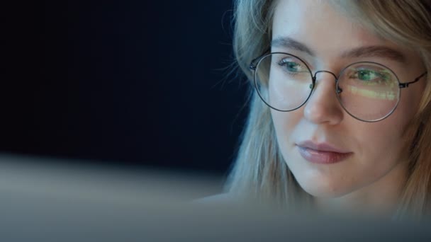 Neşeli Bir Kadının Geceleri Bilgisayarın Başına Oturup Ekranda Yansıyan Gözlük — Stok video