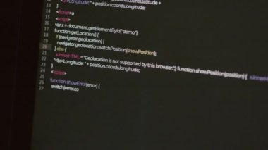 Kodlama işlemi devam ederken bilgisayar ekranını kapatan kimse yok