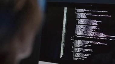 Masada oturmuş bilgisayar ekranı gözlemleme kod testi sürecine bakan tanınamayan kadın programcıyı kapatın.