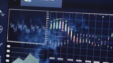 Bilgisayar ekranında analitik programda yukarı ve aşağı hareket eden çizelge ve çizelgeleri kapatan insanlar yok