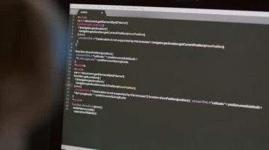 Geceleri masa başında oturup ofiste kod yazan kadın programcıları kapatın.