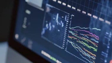 Gece vakti bilgisayar ekranındaki programları şifrelemek için parmaklıkları açıp kapatan insanlar yok.